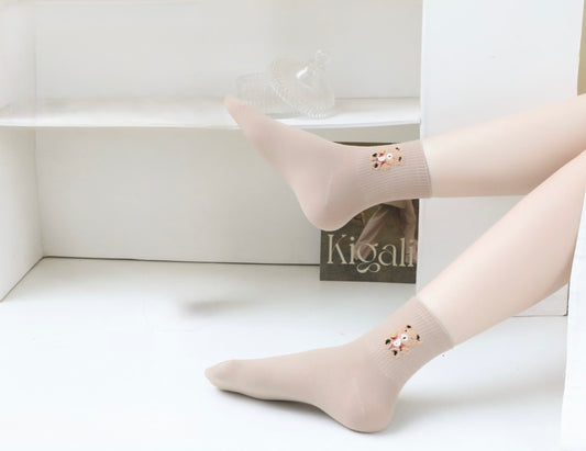 Ženske nogavice z vezenim medvedkom