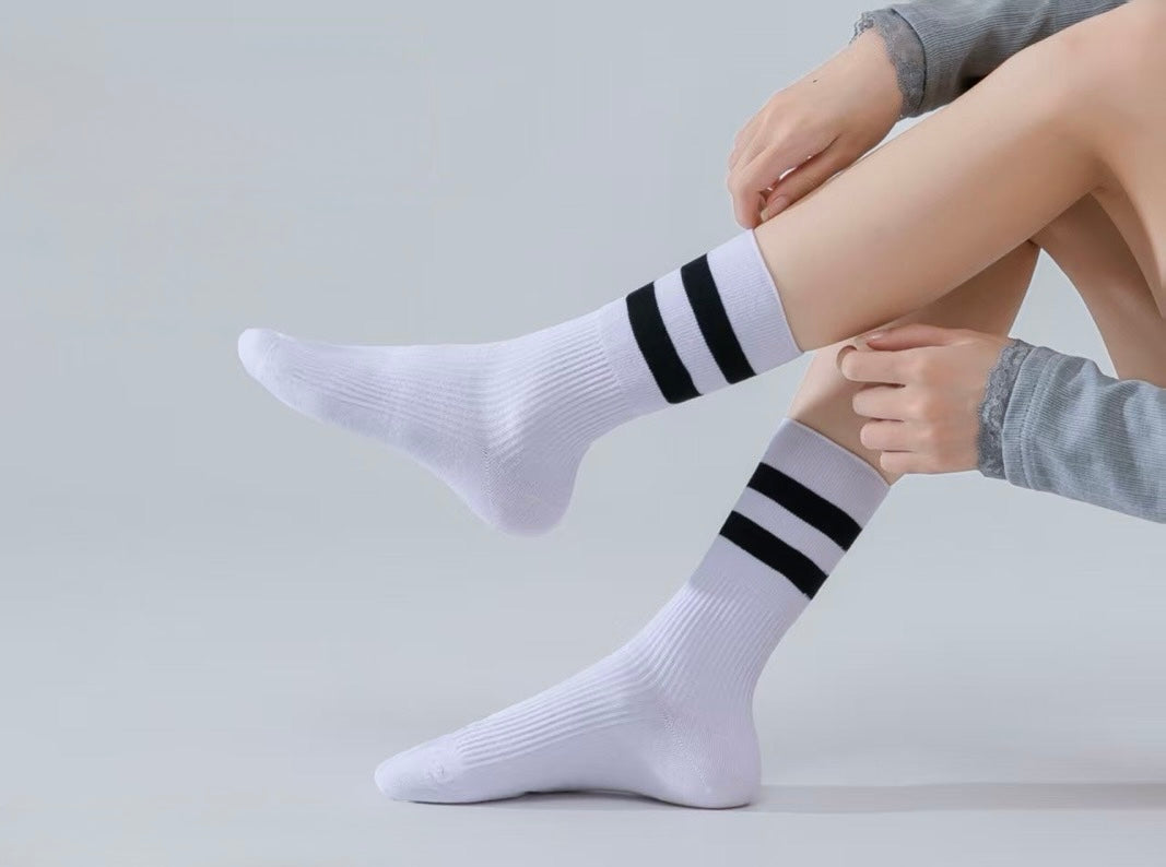 Brezšivne bombažne nogavice s črtami