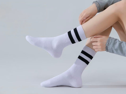 Brezšivne bombažne nogavice s črtami