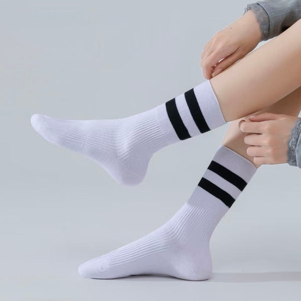 Brezšivne bombažne nogavice s črtami