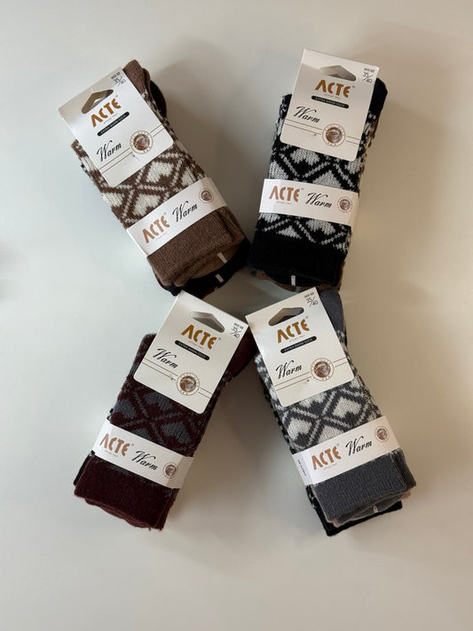 Tople nogavice iz volne z zimskim vzorcem