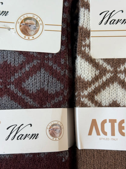 Tople nogavice iz volne z zimskim vzorcem