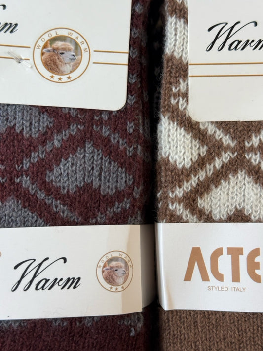 Tople nogavice iz volne z zimskim vzorcem